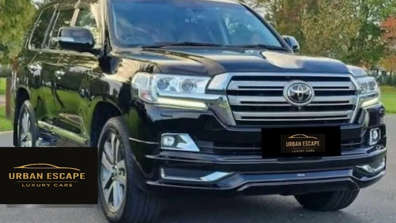 Toyota Land Cruiser V8 in black, front three-quarter view with chrome grille, headlights and alloy wheels