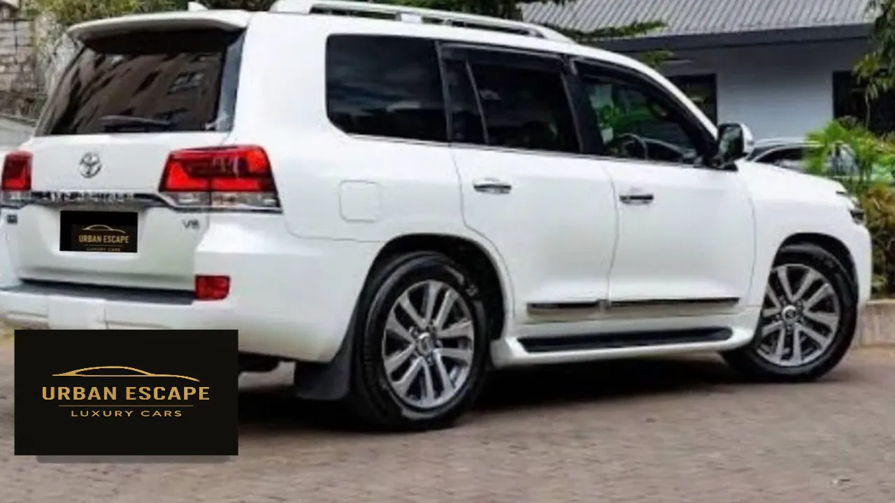 Toyota Land Cruiser V8 in white, rear three-quarter view with roof rails, side steps and alloy wheels