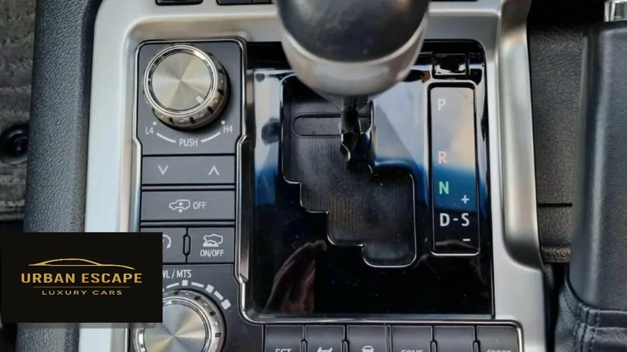 Toyota Land Cruiser V8 centre console with gear lever, H4/L4 four-wheel-drive dial and drive mode buttons